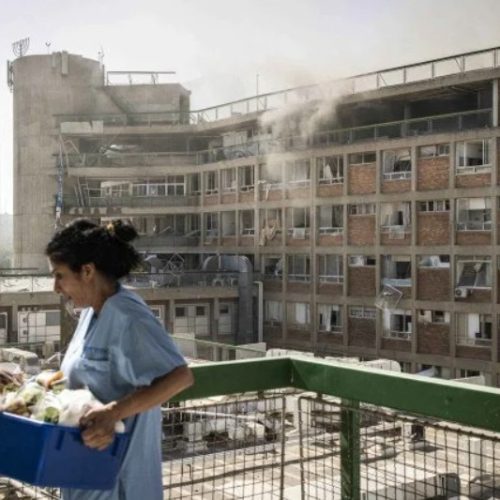 Uma enfermeira retira medicamentos e equipamentos do hospital Soroka, no sul de Israel após um ataque do Irã na manhã desta quinta-feira (19/6) - (crédito: AFP)