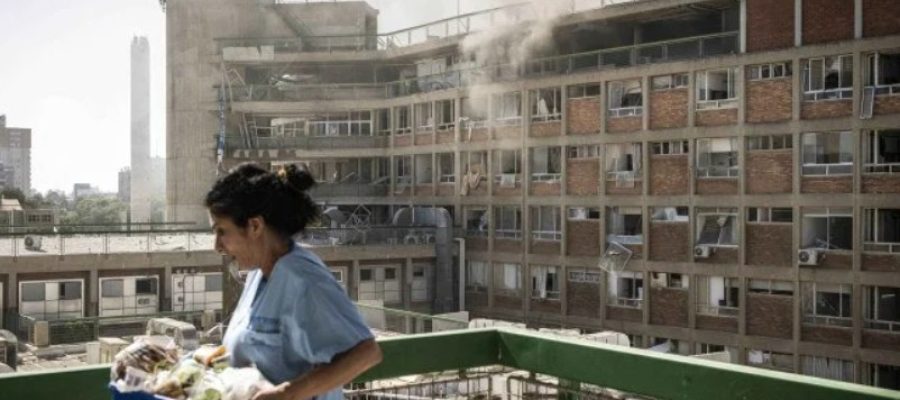 Uma enfermeira retira medicamentos e equipamentos do hospital Soroka, no sul de Israel após um ataque do Irã na manhã desta quinta-feira (19/6) - (crédito: AFP)