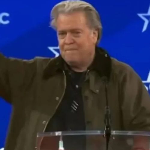 Steve Bannon volta a fazer saudação nazista em mais um evento da Extrema-Direita