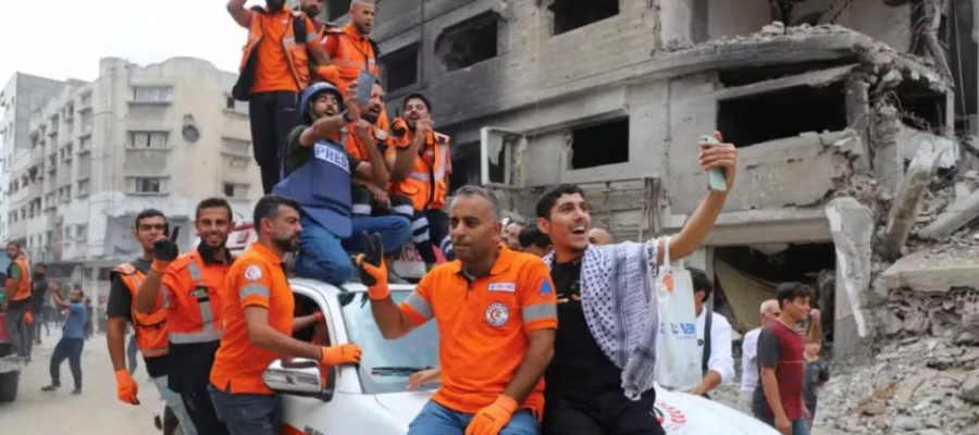 Equipes de emergência palestinas comemoram na Cidade Gaza — Foto: REUTERS/Ebrahim Hajjaj