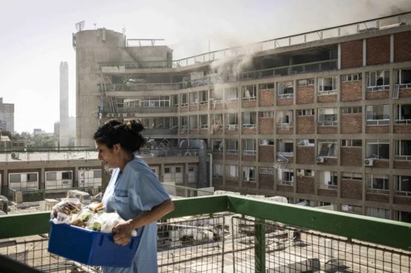 Uma enfermeira retira medicamentos e equipamentos do hospital Soroka, no sul de Israel após um ataque do Irã na manhã desta quinta-feira (19/6) - (crédito: AFP)