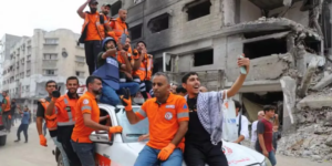 Equipes de emergência palestinas comemoram na Cidade Gaza — Foto: REUTERS/Ebrahim Hajjaj