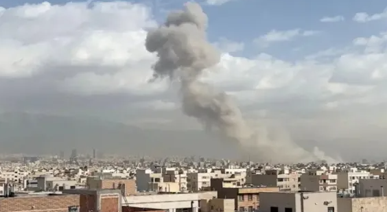 Morte de Khamenei e revide iraniano aumentam à escalada do conflito no Irã